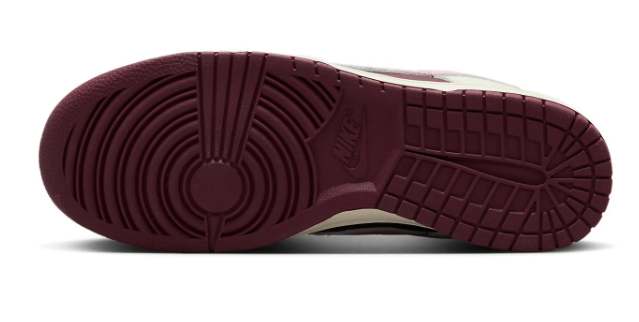 Nike Dunk Low Premium 'Valentine's Day 2023' | Love Letter Lane · DR9705-100